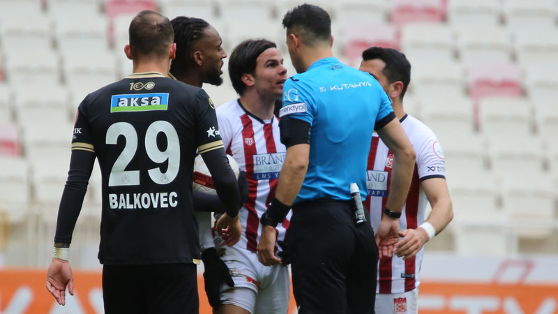 Sivasspor'da Bülent Uygun'dan mağlubiyet sonrası hakem eleştirisi: Ali Şansalan, Alanyasporlu futbolcularla sarmaş dolaş!