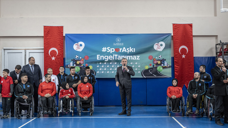 Bakan Bak, "Spor Aşkı Engel Tanımaz" projesinin programına katıldı