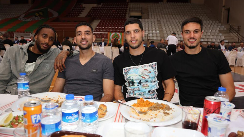 Alanyaspor'da yönetim ve futbolcular iftarda buluştu
