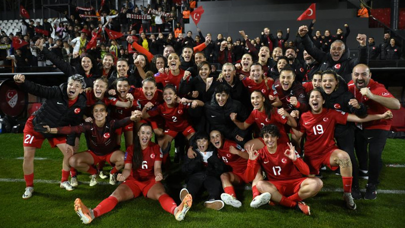 A Milli Kadın Futbol Takımı, Macaristan'ı son dakikalarda bulduğu gollerle geçti