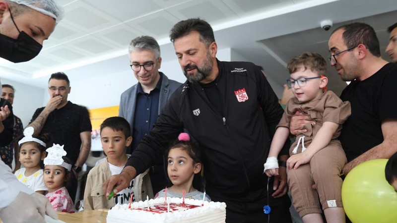 Bülent Uygun ve futbolculardan çocuklara anlamlı ziyaret
