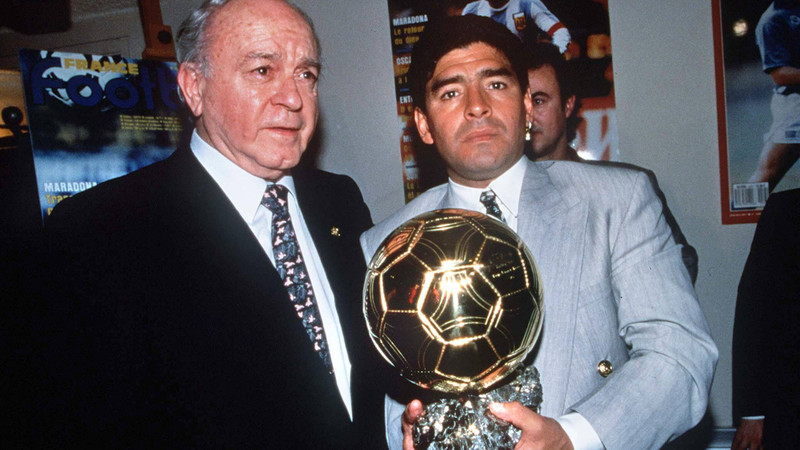 Diego Maradona'nın Altın Top Ödülü açık artırmaya çıkıyor