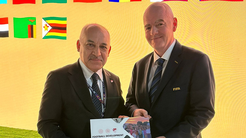 TFF Başkanı Büyükekşi, FIFA Başkanı Infantino ile bir araya geldi