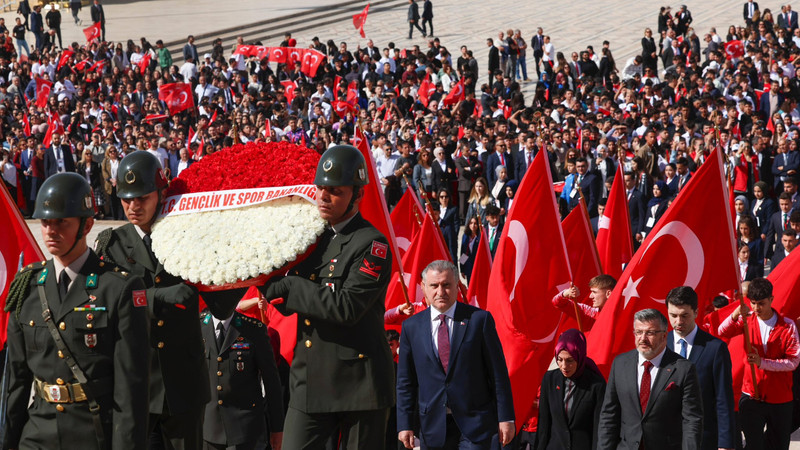 Gençlik ve Spor Bakanı Bak, 19 Mayıs dolayısıyla Anıtkabir'i ziyaret etti