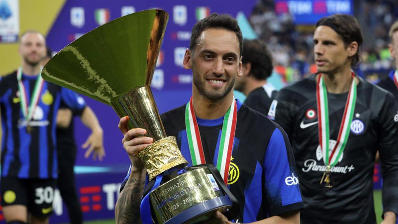Hakan Çalhanoğlu, en iyi orta saha ödülüne aday