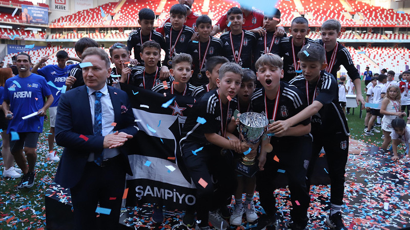 Junior World Cup Antalya 2024'te şampiyon kupasını aldı