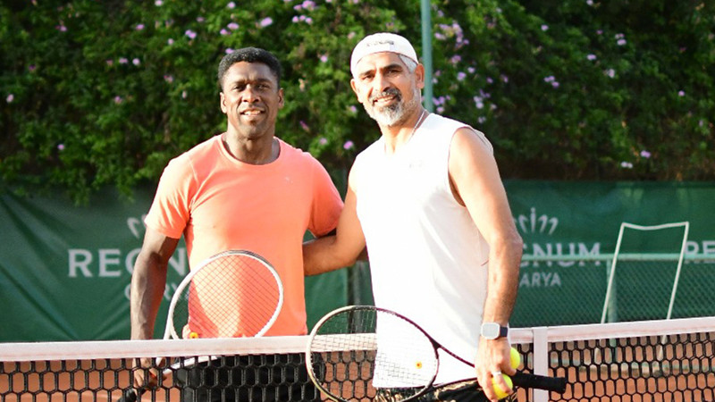 Bodrum FK Teknik Direktörü İsmet Taşdemir ile Clarence Seedorf tenis oynadı
