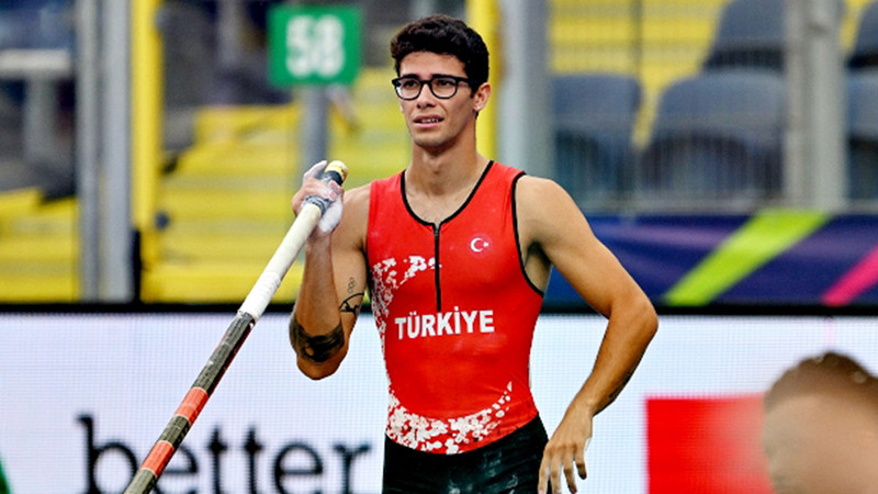 Ersu Şaşma, sırıkla atlamada madalya kazanan ilk Türk sporcu oldu