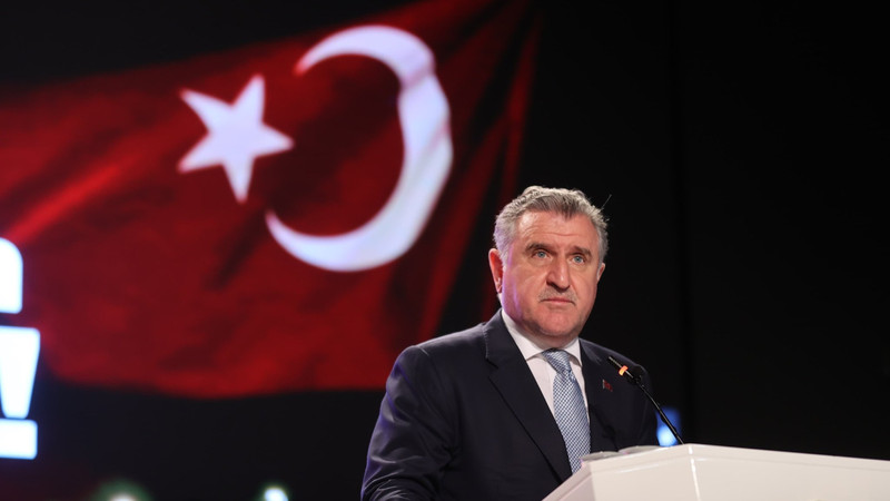 Bakan Bak: Ülkemizi 54 kadın ve 48 erkek sporcumuz, 18 spor dalında temsil edecek