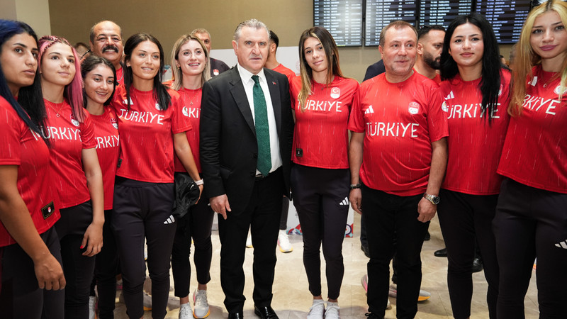 Bakan Bak, milli paralimpik sporcuları Paris'e uğurladı