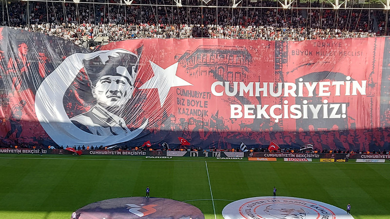 Beşiktaş'tan Cumhuriyet Bayramı'na özel koreografi ve kırmızı forma!