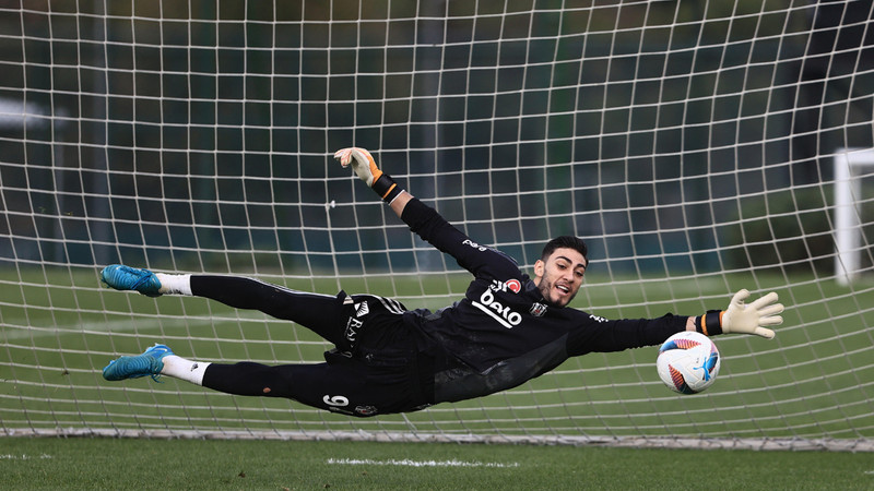 Beşiktaş'ta Mert Günok, Ersin Destanoğlu yoksa Göktuğ Baytekin var!