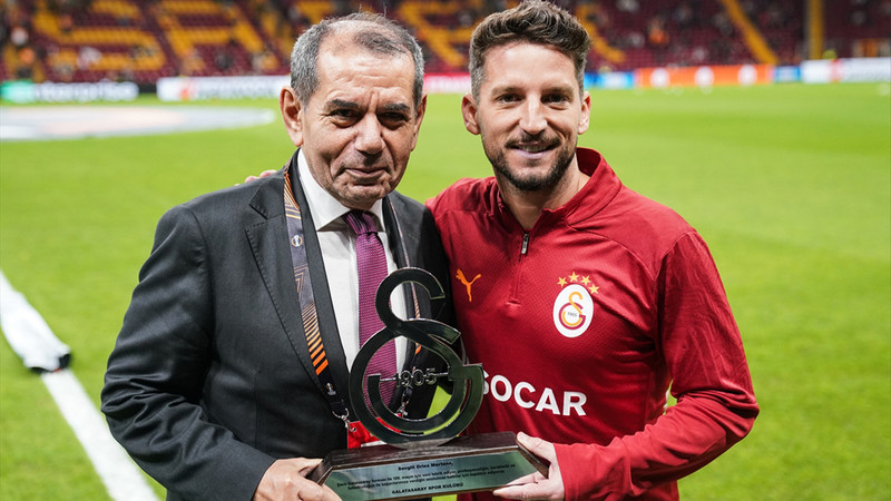 Tottenham maçı öncesi Dries Mertens'e plaket