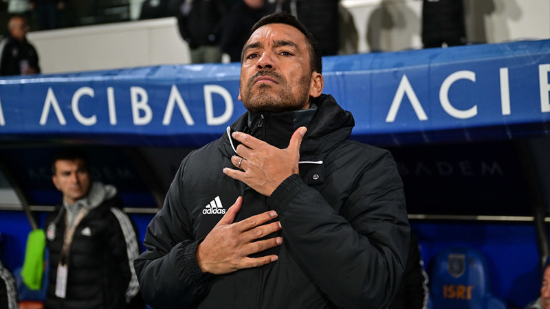 Beşiktaş Teknik Direktörü Giovanni van Bronckhorst: Havlu attık diyemem