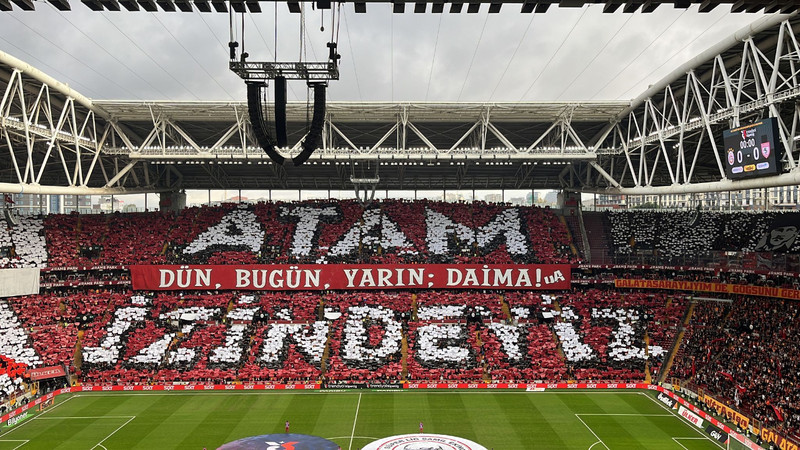Galatasaray taraftarından Mustafa Kemal Atatürk pankartı: Dün, bugün, yarın; daima! Atam izindeyiz"