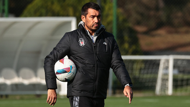 Giovanni van Bronckhorst: Göztepe güçlü bir takım ancak kendi futbolumuzu oynarsak kazanırız