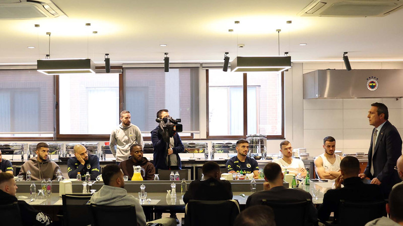 Fenerbahçe Başkanı Ali Koç, Başakşehir maçı öncesinde takımla bir araya geldi