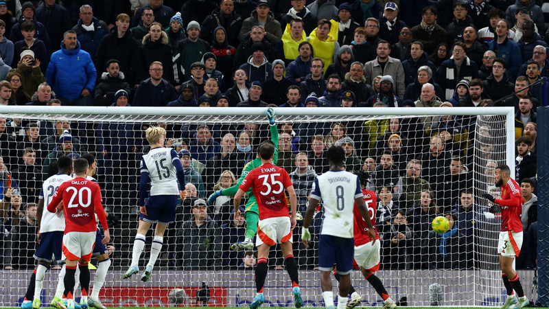 Altay Bayındır Tottenham-Manchester United maçında kornerden gol yedi İngilizler Manchester kariyerini bitirdi!