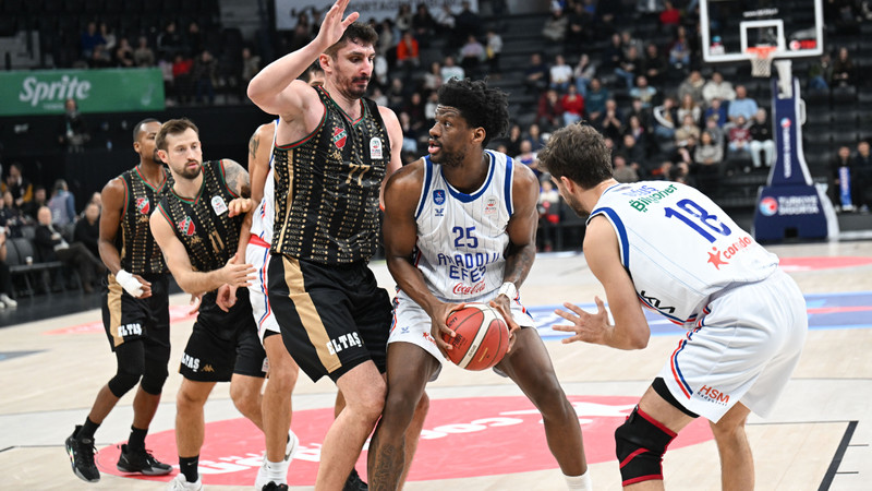Anadolu Efes - Karşıyaka maçı nefes kesti