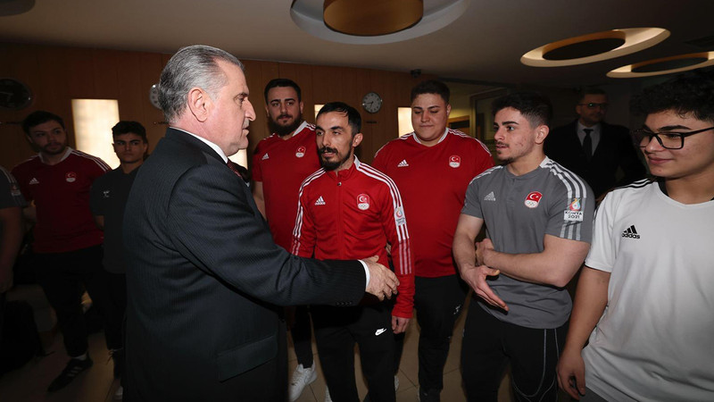 Bakan Bak, milli sporcularla iftar yaptı