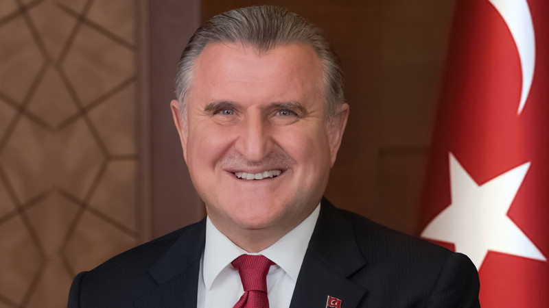 Gençlik ve Spor Bakanı Osman Aşkın Bak, gösteri maçında parkeye çıktı