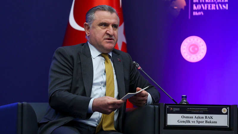 Bakan Bak, milli güreşçileri tebrik etti