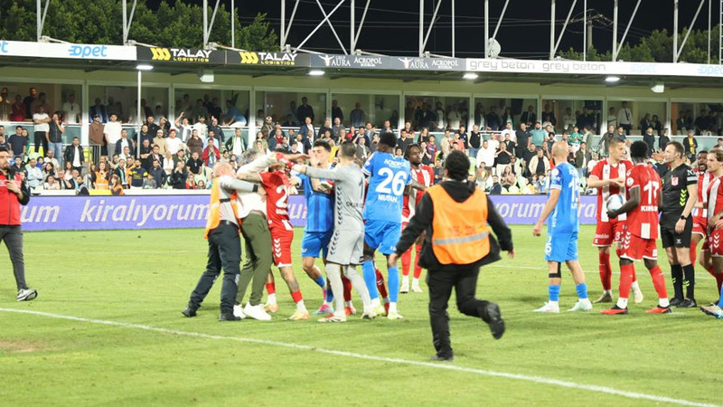 Bodrum FK - Samsunspor maçında saha karıştı! Polis müdahale etti