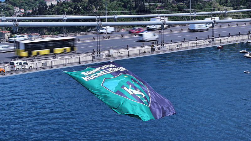 Süper Lig'e yükselen Kocaelispor bayrağı İstanbul Boğazı’nda dalgalandı