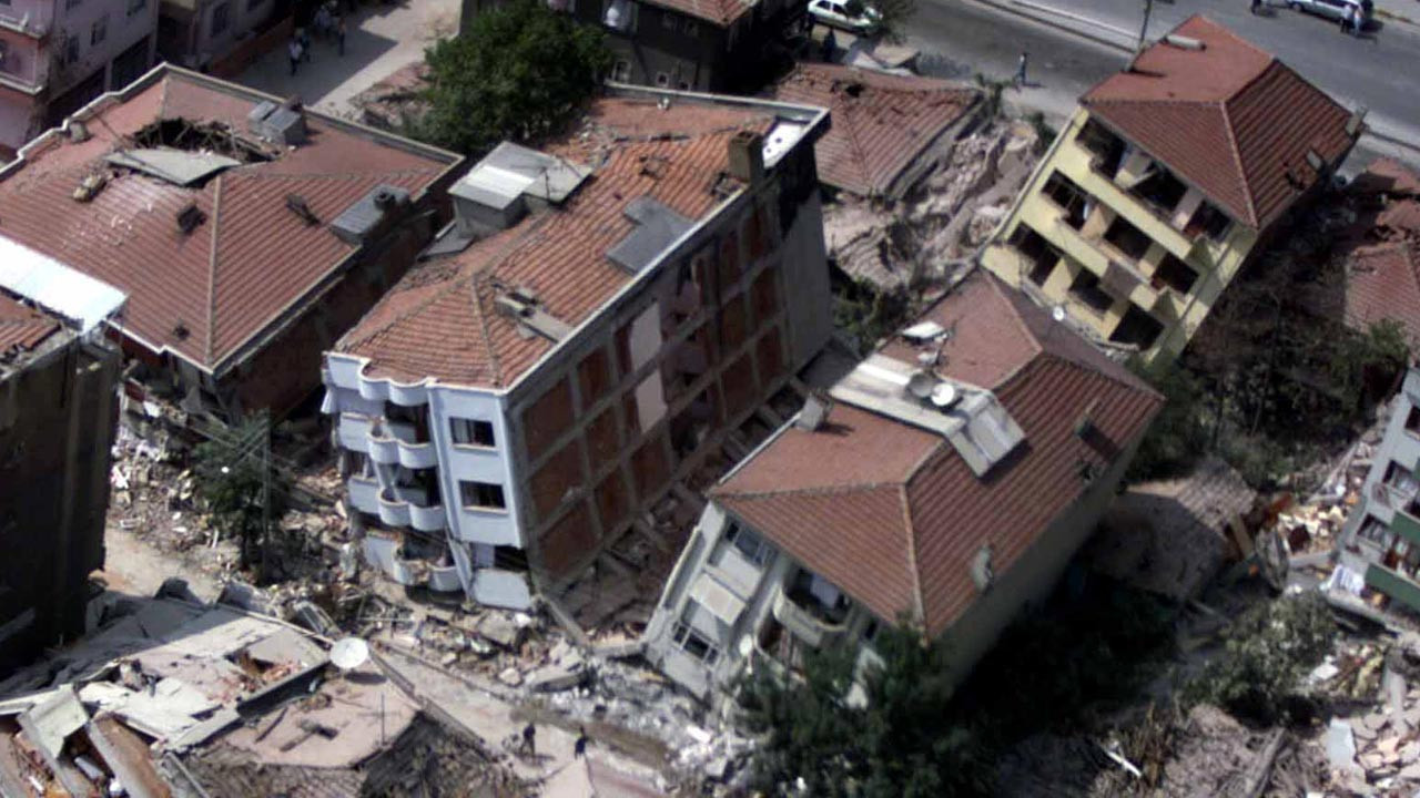 17 Ağustos depreminin ardından Kocaeli'de yıkılan binalar