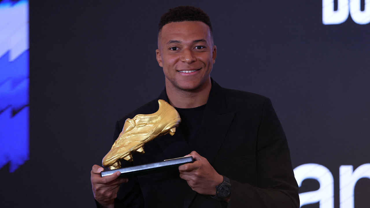 Kylian Mbappe Avrupa Gol Kralı'na verilen Altın Ayakkabı &ouml;d&uuml;l&uuml;yle.