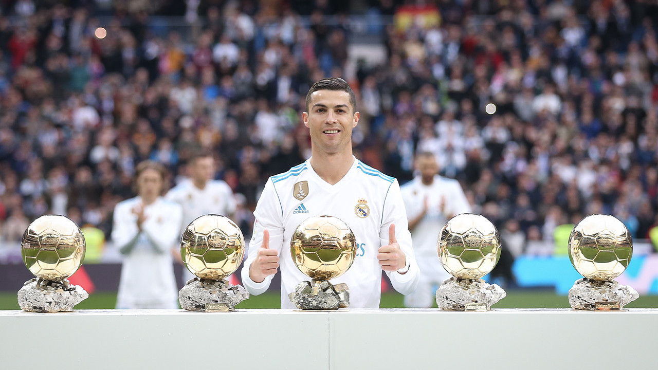 Cristiano Ronaldo Real Madrid formasıyla ve kazandığı Ballon d'Or ödülleriyle.